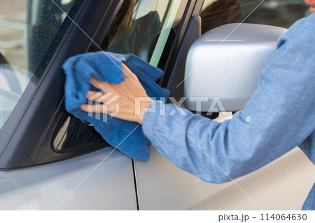 車の清掃をする女性の手元 114064630