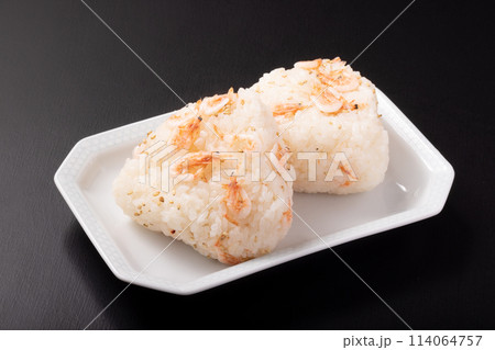 桜えびの炊き込みご飯のおにぎり 114064757