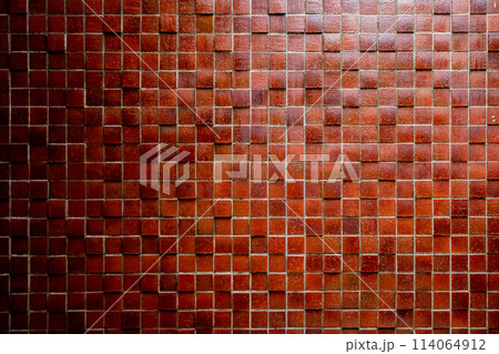 赤茶色のタイルの壁 114064912