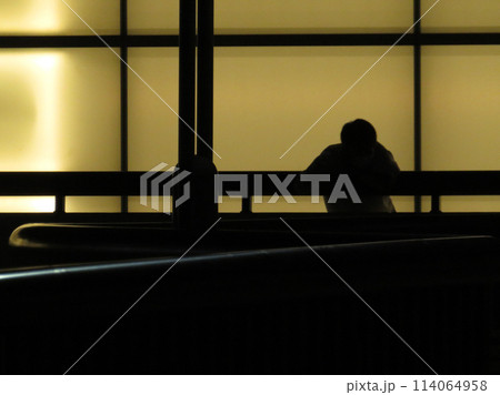 光る壁と人のシルエット 光る壁と人のシルエット 114064958