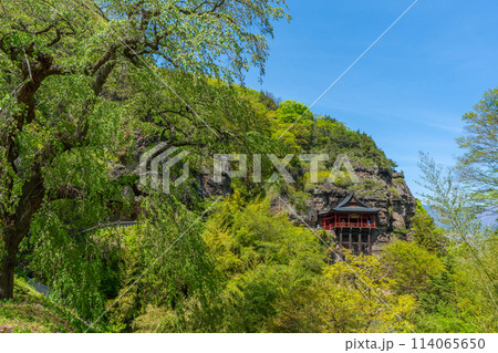 断崖絶壁の布引観音　釈尊寺　「長野県　小諸市」 114065650