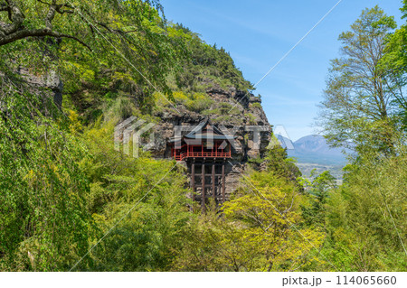 断崖絶壁の布引観音　釈尊寺　「長野県　小諸市」 114065660