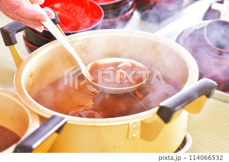 大鍋で作った貝のみそ汁　あさりの味噌汁　できたての貝汁　イメージ素材 114066532