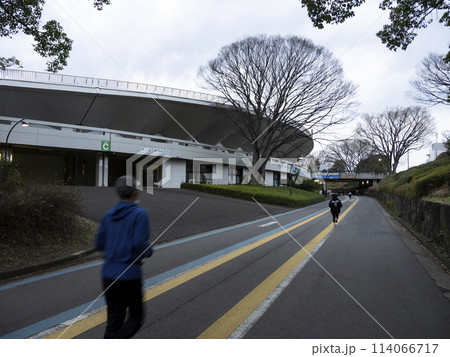 駒沢公園内にあるランニングコース。 日没近くにジョギングする人々。 駒沢公園内にあるランニングコース。 日没近くにジョギングする人々。 114066717