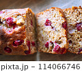 クランベリーバナナブレッドのスライス（真上） 114066746