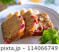 皿の上のクランベリーバナナブレッドのスライス 114066749