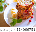 積み重なったクランベリーバナナブレッドのスライス 114066751