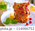 積み重なったクランベリーバナナブレッドのスライス 114066752