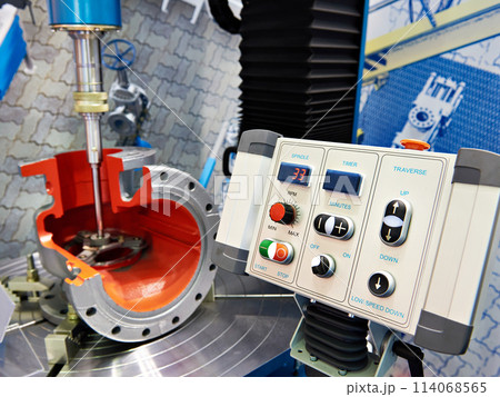 Machine for grinding and lapping of pipeline fittings 114068565