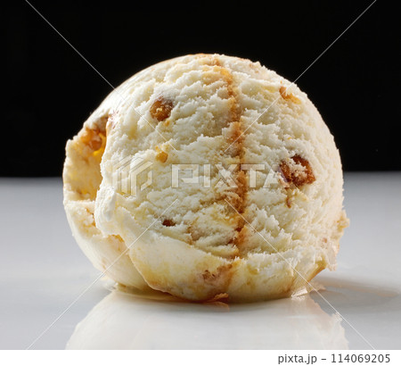 maple syrup and walnut ice cream 114069205