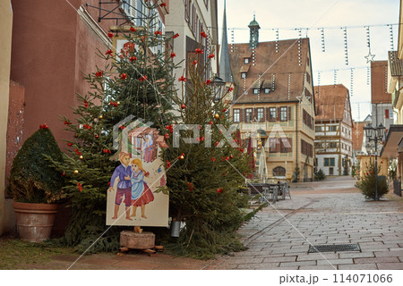 Winter Festivities in Bitigheim-Bissingen: Charming Half-Timbered Houses Adorned with Christmas Decorations. New Year's atmosphere of Bitigheim-Bissingen, Baden-Württemberg, Germany 114071066