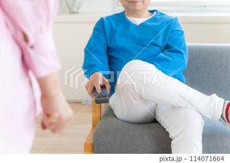 夫に不満のある妻のイメージ 114071664