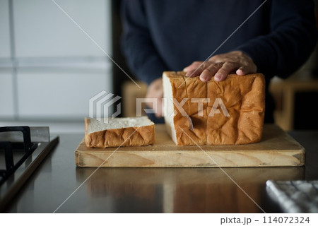 パン切り包丁で食パンを切っているところ 114072324