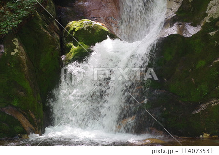 西中国山地寂地峡の滝の景色 114073531