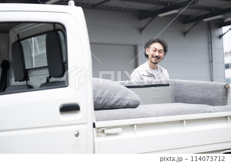 中年の作業着の男性 運送や配送業などのイメージ 廃品回収や不用品回収など 中年の作業着の男性 運送や配送業などのイメージ 廃品回収や不用品回収など 114073712