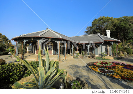 澄み切った青空と色鮮やかな花々と旧グラバー住宅（日本 長崎県長崎市） 114074142