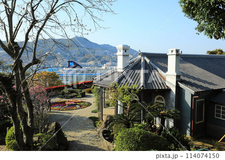 澄み切った青空の下、色鮮やかな花々と旧グラバー住宅を見下ろす（日本 長崎県長崎市） 114074150