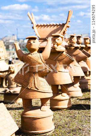 大阪府高槻市郡家新町の今城塚古墳公園（いましろ大王の杜）　埴輪祭祀場　神官の儀式ハニワ 114074295