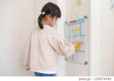 お支度ボードを使う子供 114074448