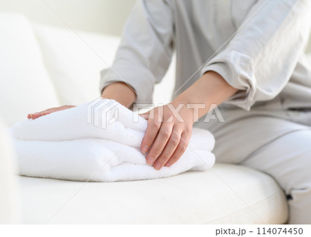 タオルをたたむ女性 114074450