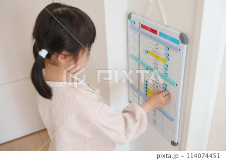 お支度ボードを使う子供 114074451