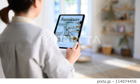 タブレットを操作する女性 114074456