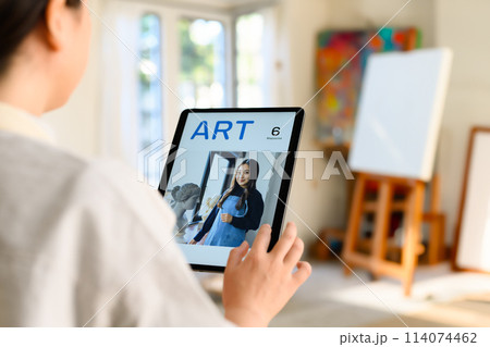 タブレットを操作する女性 タブレットを操作する女性 114074462