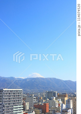 山梨県甲府市、甲府市役所展望台から見た富士山の風景 114074520