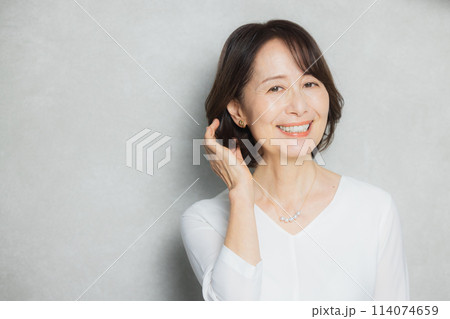 ミドル女性のスキンケアイメージ 114074659
