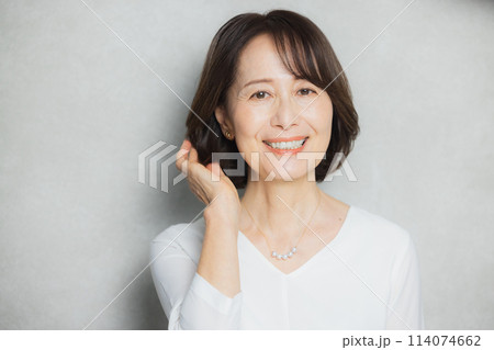 ミドル女性のスキンケアイメージ ミドル女性のスキンケアイメージ 114074662