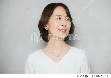 ミドル女性のスキンケアイメージ 114074663