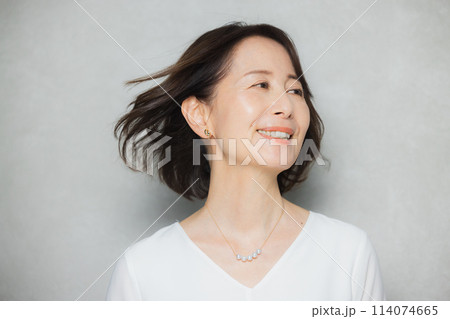 ミドル女性のスキンケアイメージ ミドル女性のスキンケアイメージ 114074665