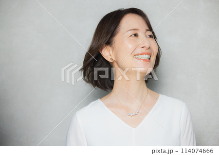 ミドル女性のスキンケアイメージ 114074666