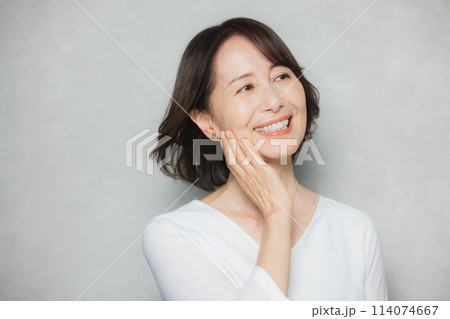 ミドル女性のスキンケアイメージ 114074667