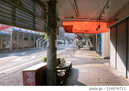 朝の商店街 114074711