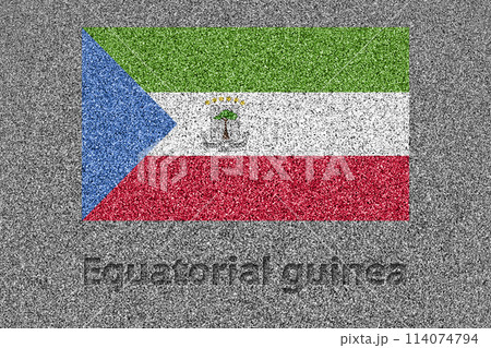 石板の上に描かれた赤道ギニアの国旗と、掘ったような「Equatorial Guinea」の文字 114074794