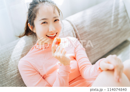 若い女性のファッション、ビューティー、ヘルシーイメージ 114074840