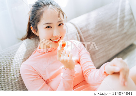 若い女性のファッション、ビューティー、ヘルシーイメージ 114074841