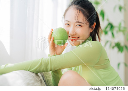 若い女性のファッション、ビューティー、ヘルシーイメージ 114075026