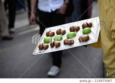 草津温泉　温泉まんじゅうの試食 114075067