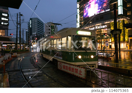 夜の路面電車 114075365