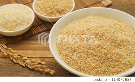 米ぬか｜白米と玄米と稲穂 114075687