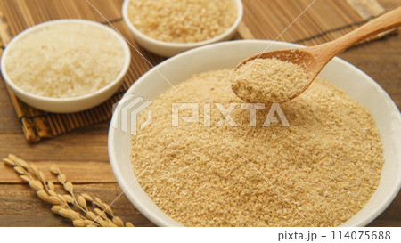 米ぬか｜白米と玄米と稲穂 114075688