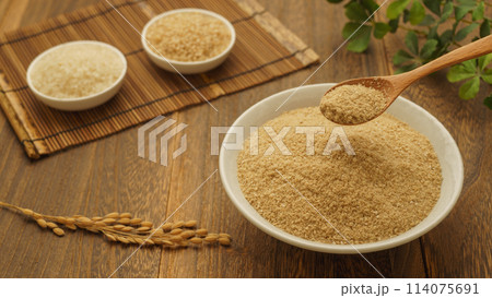 米ぬか｜白米と玄米と稲穂 114075691
