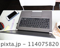 家の中の机の上のパソコン 114075820