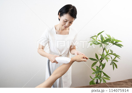 脱毛の施術をする女性 114075914