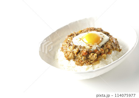 卵黄、焦がしチーズ乗せキーマカレーを白背景で撮影 卵黄、焦がしチーズ乗せキーマカレーを白背景で撮影 114075977