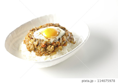 卵黄、焦がしチーズ乗せキーマカレーを白背景で撮影 卵黄、焦がしチーズ乗せキーマカレーを白背景で撮影 114075978