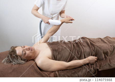 メンズ脱毛の施術を受ける男性 114075988