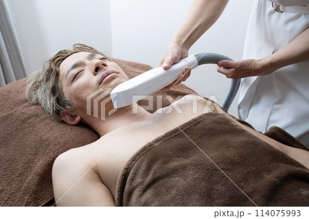 メンズ脱毛の施術を受ける男性 メンズ脱毛の施術を受ける男性 114075993